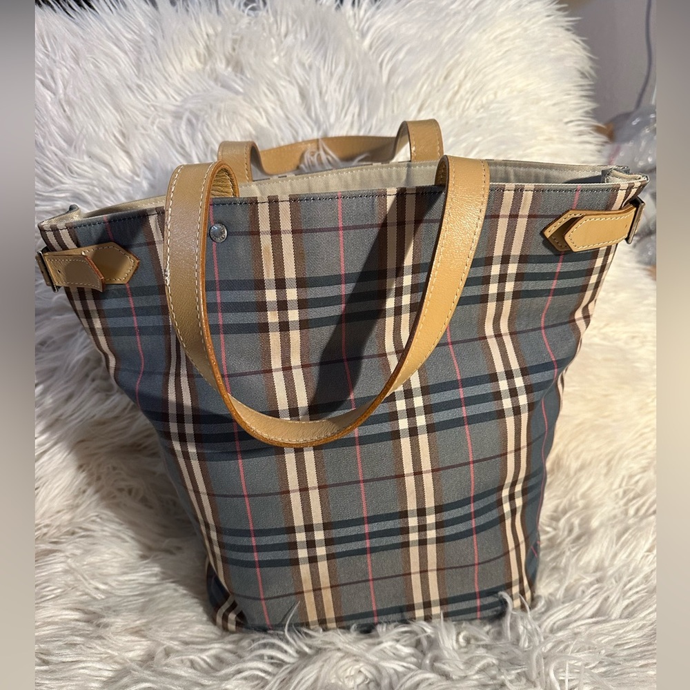 EUC Stunning Burberry blue lilac hued print blue label shoulder tote